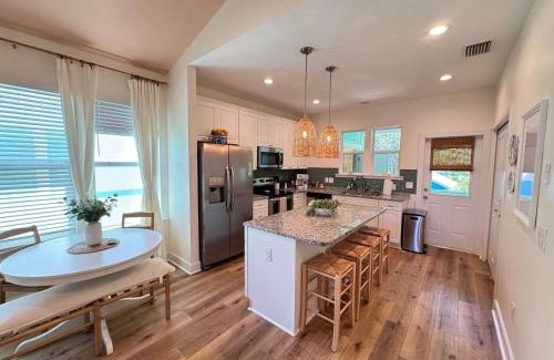 Pleasant Street House | The Orange Blossom Suite Near UF Shands D-town