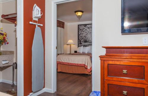 Ukiah Hotel | The Orchard Hotel Ukiah Wine Country Free Breakfast, Pool, & Hot Tub