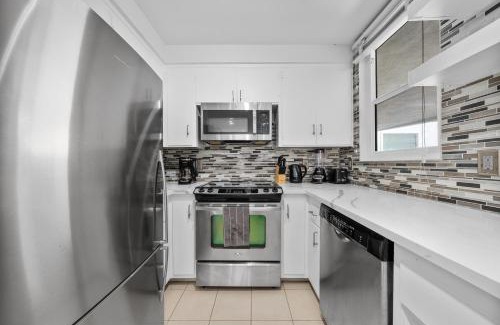 Wilshire Montana Apartment | The Orchid-Beachfront Bliss Spacious 2BR Apt In Santa Monica