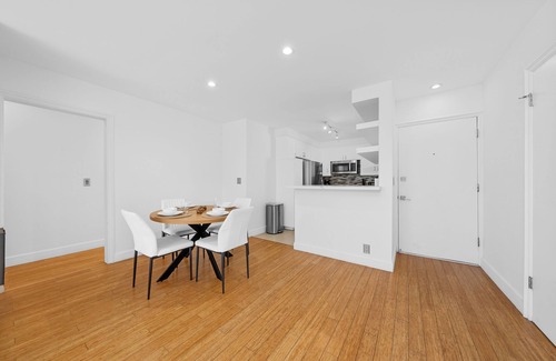 North of Montana Apartment | The Orchid-Charming 2BR Santa Monica Apartment with Pool, Jacuzzi & WiFi