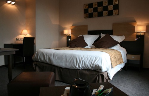 Besse-et-Saint-Anastaise Hotel | The Originals Relais, Auberge de la Petite Ferme