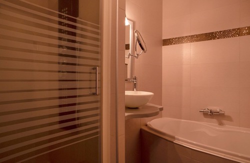 Besse-et-Saint-Anastaise Hotel | The Originals Relais, Auberge de la Petite Ferme