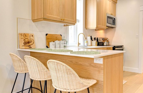 Kitchener Apartment | The Otis 𓅬 on Victoria Park | 2 Bed 1 Bath | Main Floor Suite