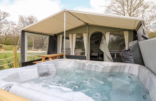 Llandrindod Wells Cottage | THE OTTER, family friendly, with hot tub in Rhayader