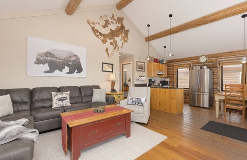 Big Sky Cabin | The Outlaw-Cowboy Heaven Cabin, Best Ski-in/out & Views, New Bathrooms, Hot Tub