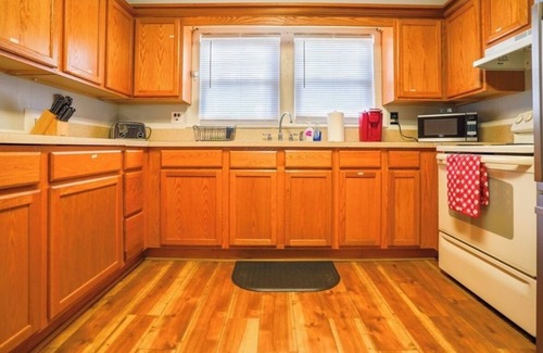 Bluewell House | The Outlaw Lodge/Spacious 4-bedroom house in lovely Bluefield with AC, WiFi