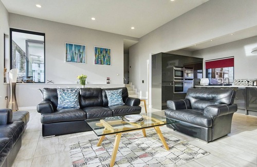 Ventnor House | The Overlook - a house that sleeps 6 guests in 3 bedrooms