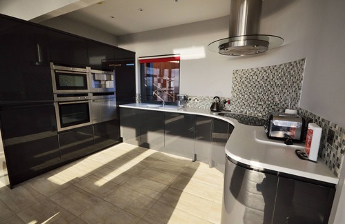 Ventnor House | The Overlook - a house that sleeps 6 guests in 3 bedrooms