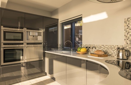 Ventnor House | The Overlook - a house that sleeps 6 guests in 3 bedrooms
