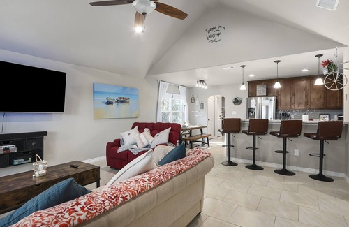 Canyon Lake Cottage | The Overlook Cottage | Serene Spa | Mini Lake View