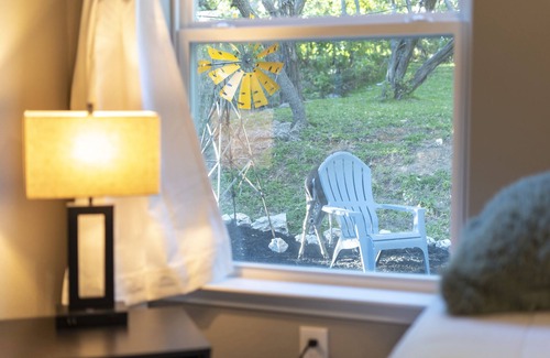 Canyon Lake Cottage | The Overlook Cottage | Serene Spa | Mini Lake View