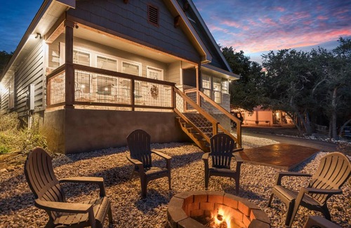 Canyon Lake House | The Overlook Cottage . King Bed . Mini Lake View