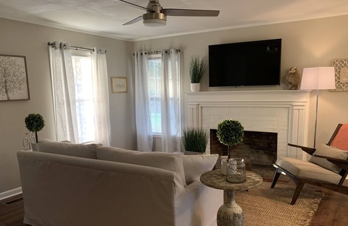 Dothan House | The Owl and Magnolia-Entire house-quiet neighborhood