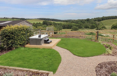 Morpeth Cottage | THE OWL'S REST, romantic, with hot tub in Rothbury