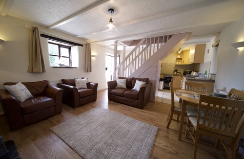 Looe Cottage | The Owl - sleeps 4 guests in 2 bedrooms. A cosy 2 storey traditional character cottage, with oak be