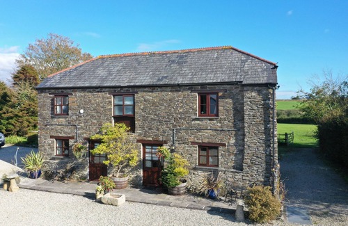 Looe Cottage | The Owl - sleeps 4 guests in 2 bedrooms. A cosy 2 storey traditional character cottage, with oak be