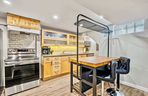 Northwest Calgary House | The Owlet PetsOK QueenBD Private BigOffice