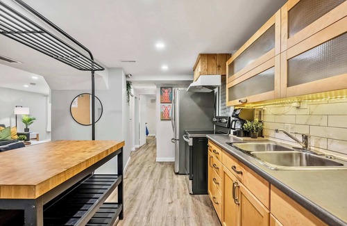 Northwest Calgary House | The Owlet PetsOK QueenBD Private BigOffice