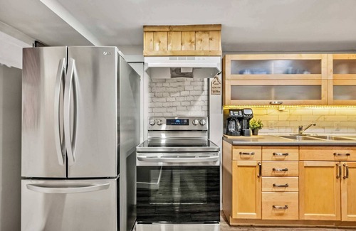 Northwest Calgary House | The Owlet PetsOK QueenBD Private BigOffice