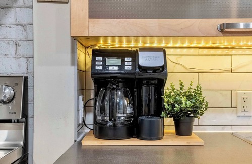 Northwest Calgary House | The Owlet PetsOK QueenBD Private BigOffice