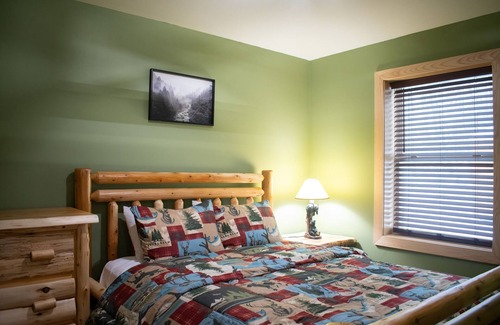Jay Cabin | The Owl’s Nest. Cozy cabin near the High Peaks Wilderness. Pet-Friendly!