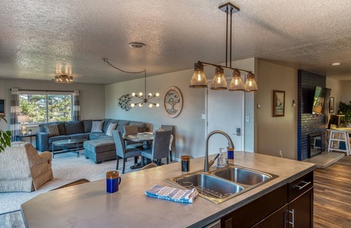 Lincoln City House | The Pacific Lookout Sleeps 6, Hot Tub, Pet Friendly, Ocean View, EV Charger