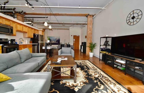 Downtown Kansas City Apartment | ★ THE PAD ★ KING BED ★