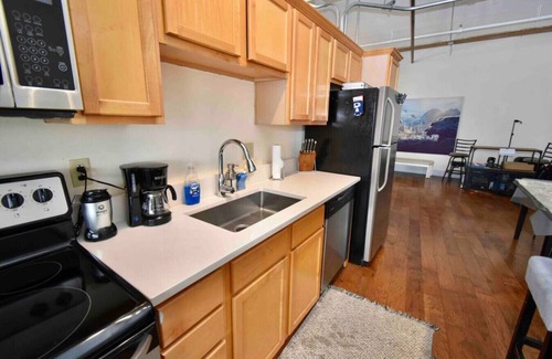 Downtown Kansas City Apartment | ★ THE PAD ★ KING BED ★