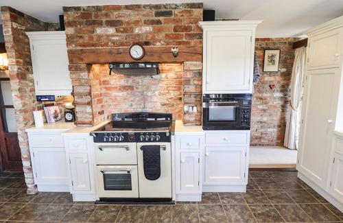 East Barkwith Cottage | THE PADDOCK, pet friendly, character holiday cottage in East Barkwith