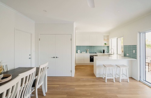Ninderry House | The Palm - Five min walk to the beach & cafes