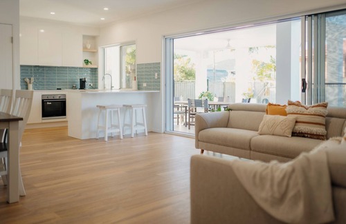 Ninderry House | The Palm - Five min walk to the beach & cafes