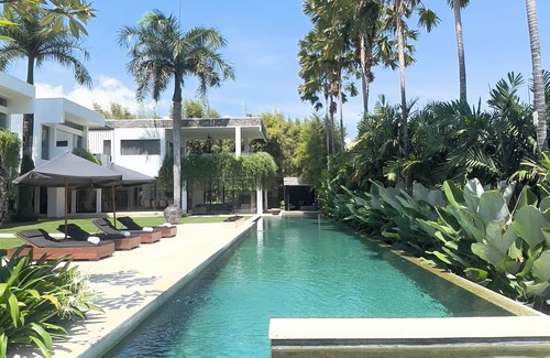 Babakan House | The Palm House, Luxury 5 bedrooms villa with 40m infinity pool & dedicated staff