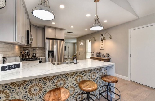 Sacramento House | The PALM House Pool 10 min to RosevilleGaleria Airport Grill Sacramento Downtown