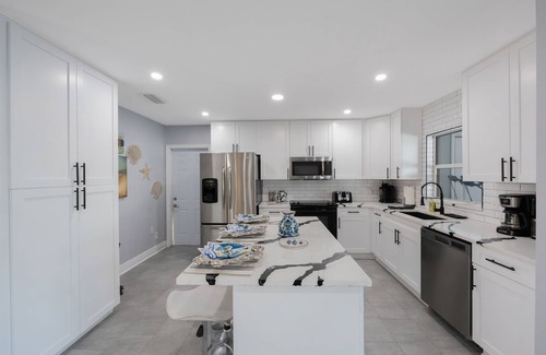 Bay Crest Park Villa | The Palm Island Villa Luxury 4 Bedroom Waterfront Home