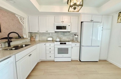 Sanibel Condo | The Palm Lodge @ Loggerhead Cay 🐚 Beachside Accommodations 🐚 Pool & Pickleball