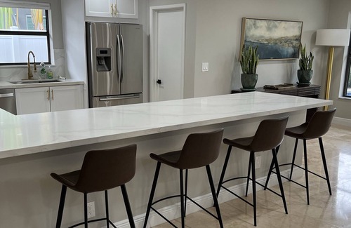 South Corals Villa | The Palm Retreat - Family Fun - Close to the Beach & Las Olas Downtown!