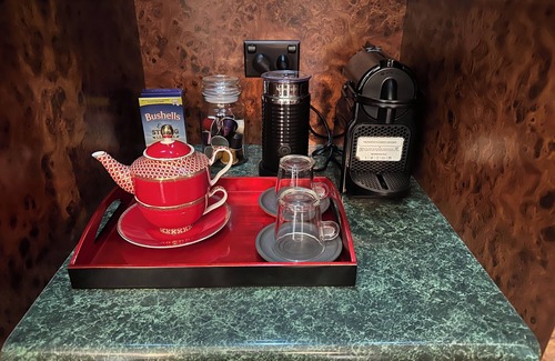 Mooroobool Apartment | The Palm Unit Studio with aircon, Wi-Fi and Netflix