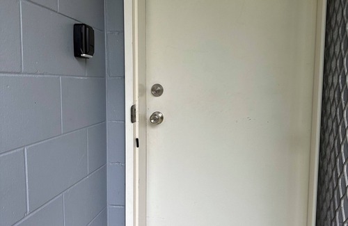 Mooroobool Apartment | The Palm Unit Studio with aircon, Wi-Fi and Netflix