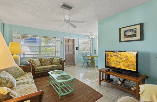 Holmes Beach Condo | The Palms "A" an upstairs unit located in the center district of Holmes Beach