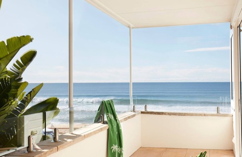 Palm Beach House | The Palms a gorgeous modern house positioned as close as you can get to beautiful palm beach.