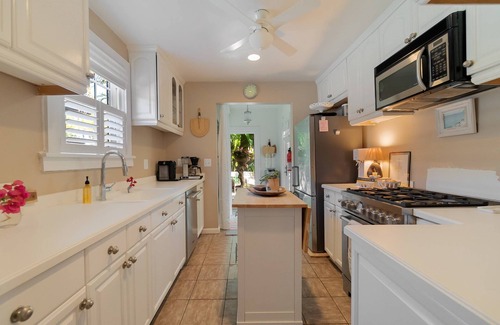 Flamingo Parks House | The Palms Cottage Private Pool, Downtown, Beach, The Square