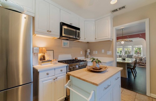 Flamingo Parks House | The Palms Cottage Private Pool, Downtown, Beach, The Square