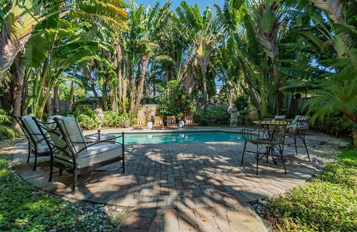 Flamingo Parks House | The Palms Cottage Private Pool, Downtown, Beach, The Square
