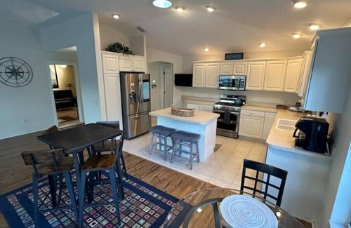 Briar Meadow House | The Palms. Luxurious, pool, viewn
