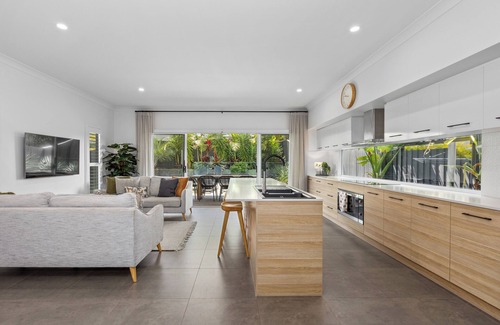 Kingscliff House | 'The Palms on Nautilus' - Beach house on the park & sea
