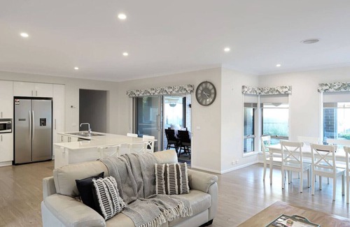 Portarlington House | The panorama retreat- sleeps 12, aircon, brand new