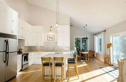 Low Cottage | The Papillon Lakehouse - 1 hour from Ottawa