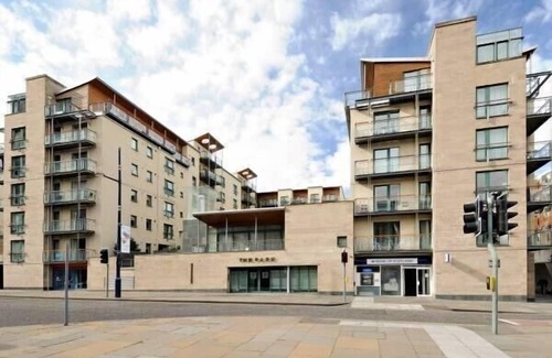 Old Town Apartment | The Park - Holyrood Road Apartment with free parking and lift access