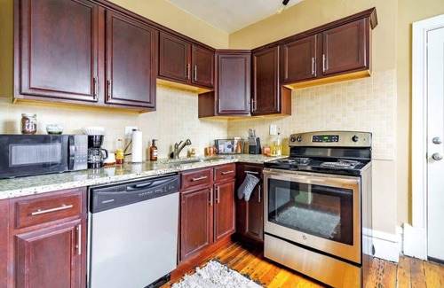 Victorian Village House | The Parkside by Jungle House – Short North Boutique Suites