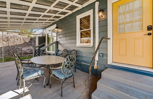 Seguin House | ❤ The Parlor House Getaway ❤ Long Term Available